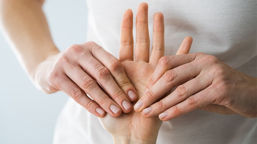 En person giver h�ndmassage til en anden persons h�nd. Kun h�nderne er med p� billedet.